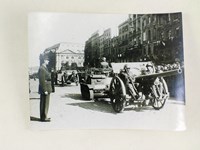 Photographie du Général de Gaulle passant en revue les troupes françaises à Bordeaux, Cours du Chapeau Rouge, le 17 septembre 1944