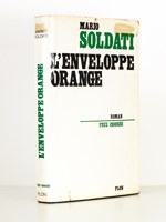 L'enveloppe orange, roman [ exemplaire d'un des traducteurs, avec ses annotations ms. ]